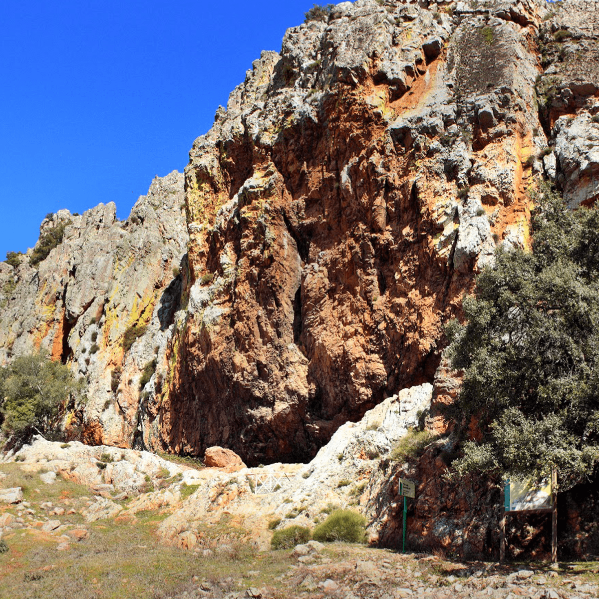 Sendero La Cueva de los Muñecos 